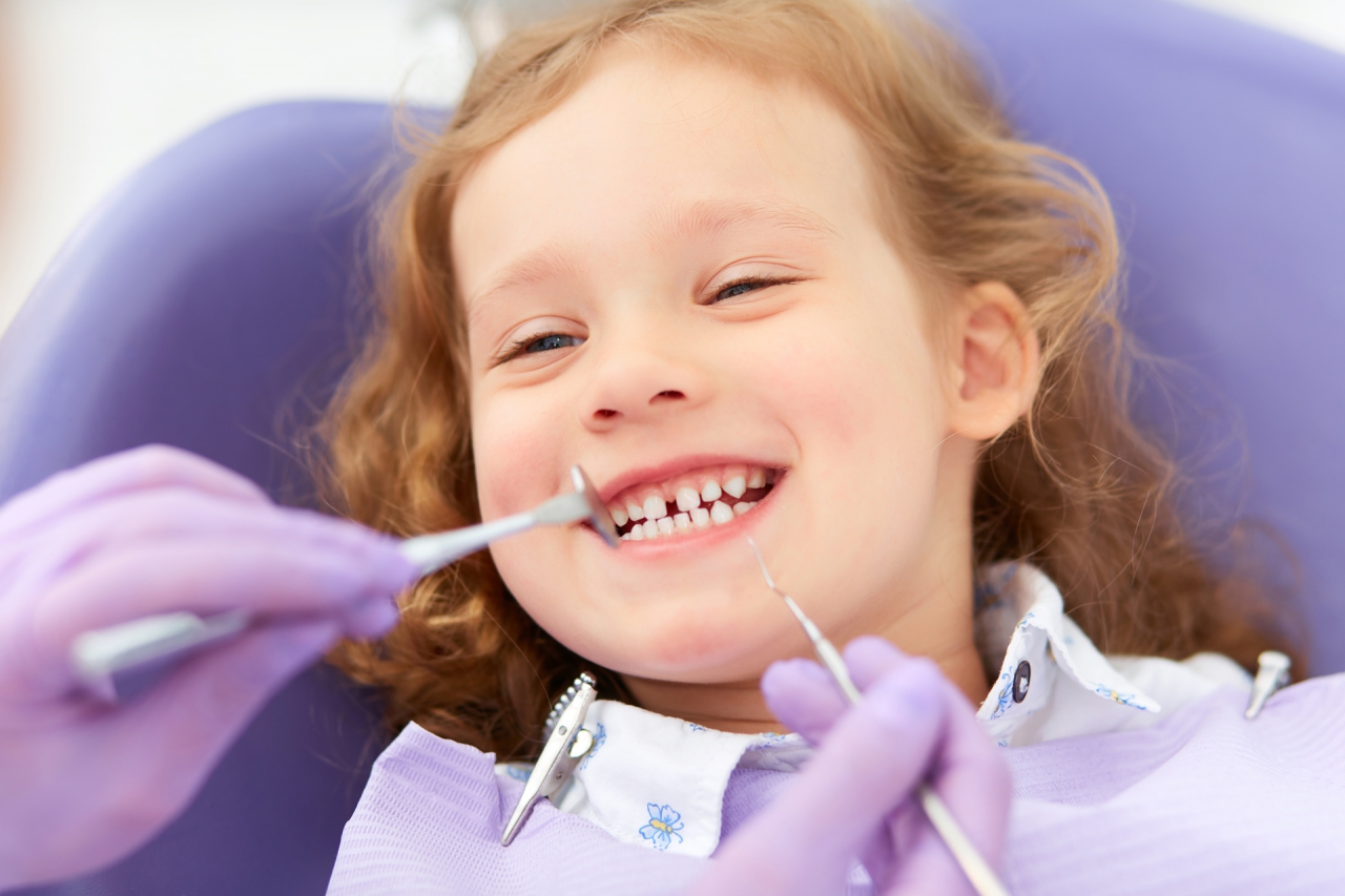 Bambini dal dentista: quando e come affrontare il primo controllo